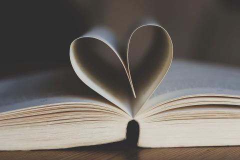 Boek met pagina's in hartvorm